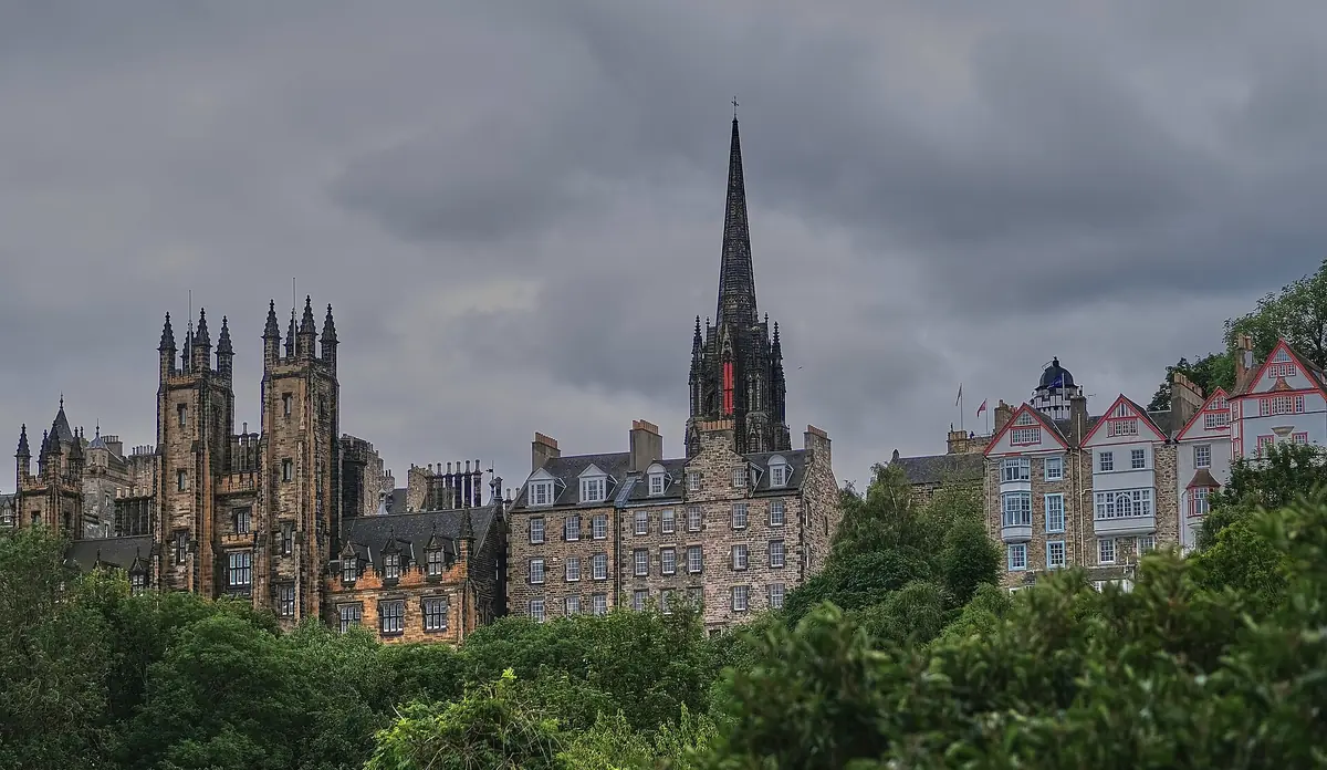 I profili della Città Vecchia di Edimburgo sotto un cielo carico di nuvole