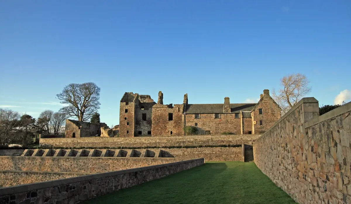 Aberdour Castle e le sue terrazze in pietra, uno dei castelli più antichi di Scozia