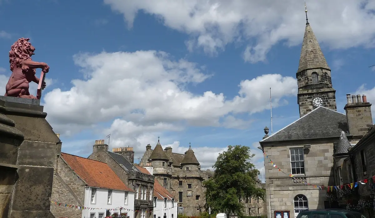 La piazza della chiesa di Falkland con il Mercat Cross e le case in pietra del villaggio